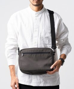 MURA ショルダーバッグ サスティナブル R-PET 撥水抗菌 7ポケット 大容量 スクエア メンズ レディース