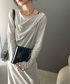 classicalelf ワンピース 大人女性のきれいめリラックススタイル。フライスカットソードレープロングワンピース