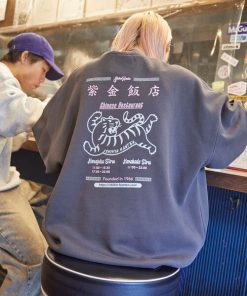 FREAK'S STORE トレーナー スウェット 限定展開 紫金飯店×FREAK'S 別注 バックプリント クルーネックスウェット/TIGER メンズ レディース
